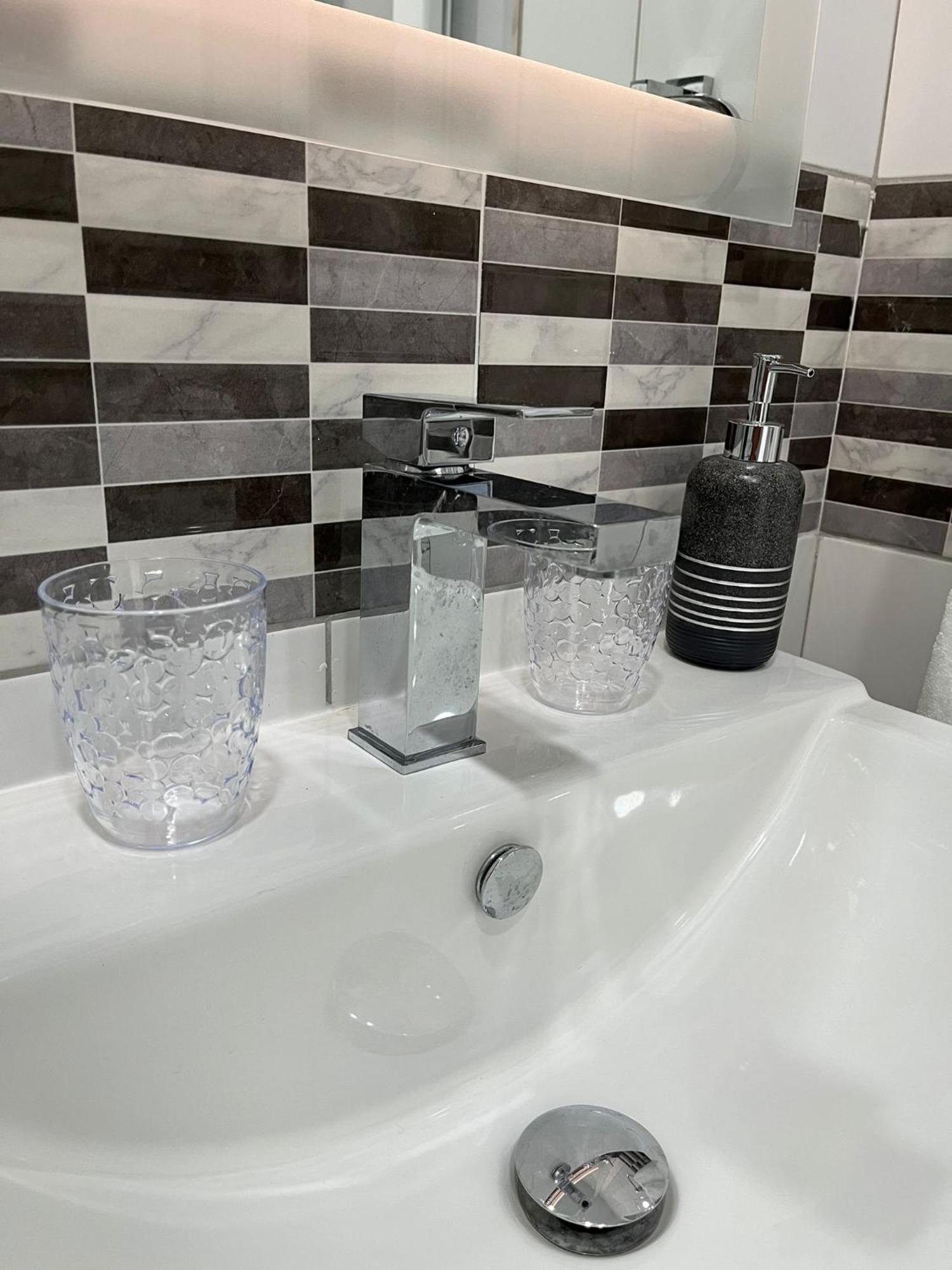 Sea Breeze, Spacious 2-Bedroom Lux Seaside Apartments St. Paul's Bay Ngoại thất bức ảnh