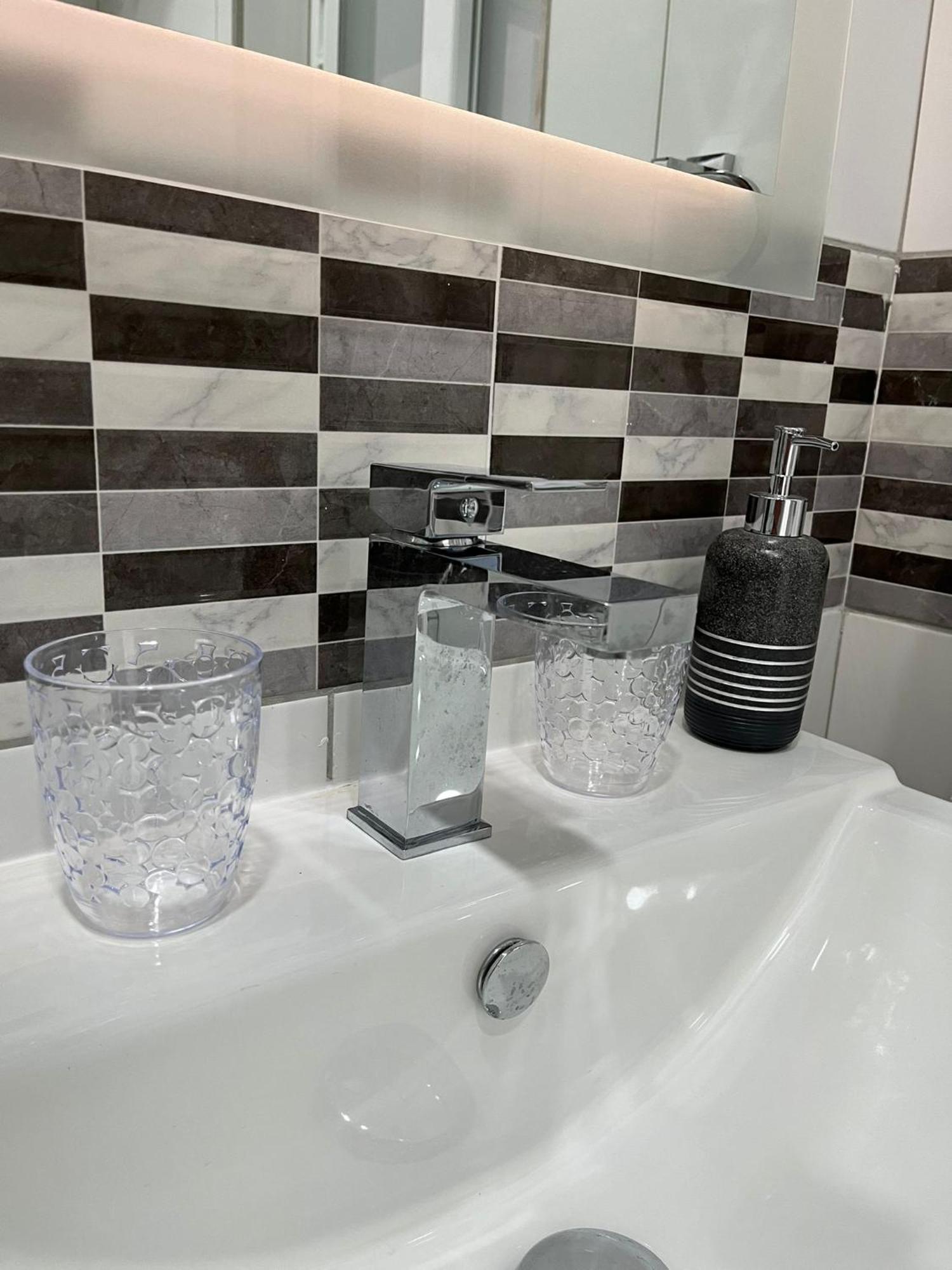 Sea Breeze, Spacious 2-Bedroom Lux Seaside Apartments St. Paul's Bay Ngoại thất bức ảnh