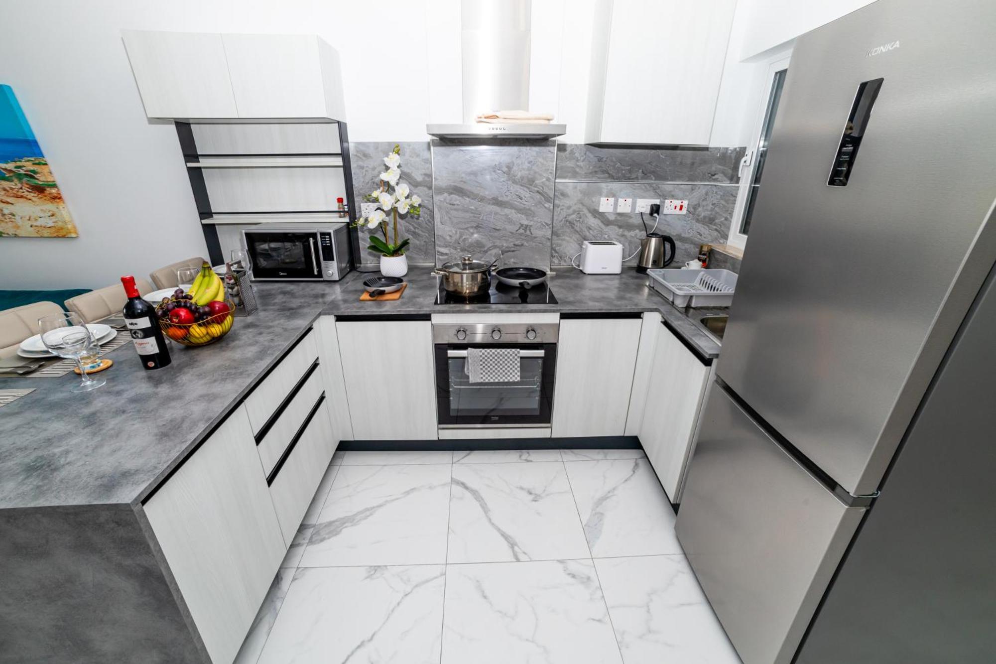 Sea Breeze, Spacious 2-Bedroom Lux Seaside Apartments St. Paul's Bay Ngoại thất bức ảnh