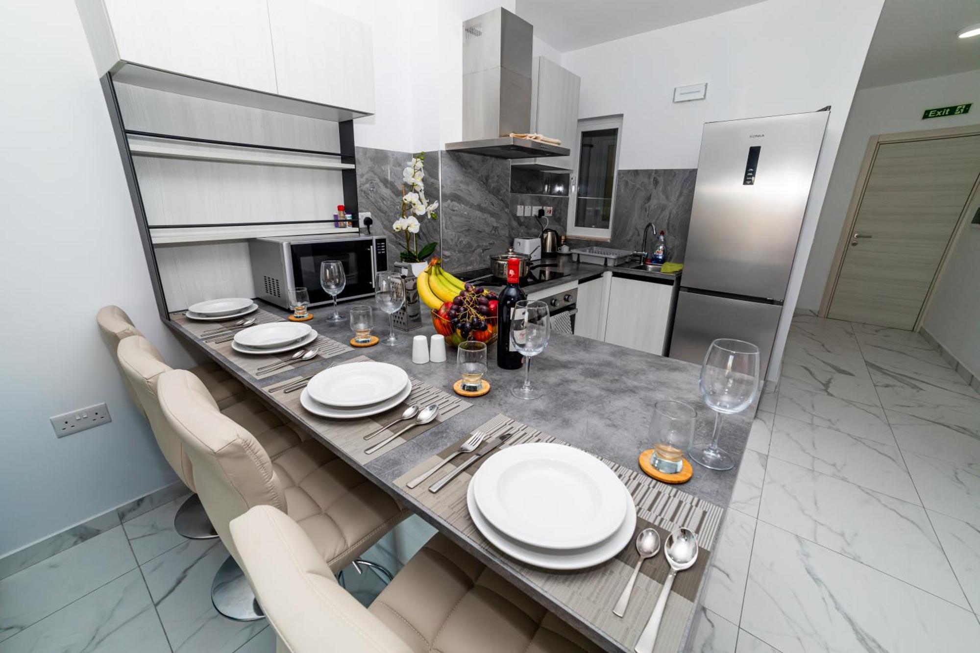 Sea Breeze, Spacious 2-Bedroom Lux Seaside Apartments St. Paul's Bay Ngoại thất bức ảnh