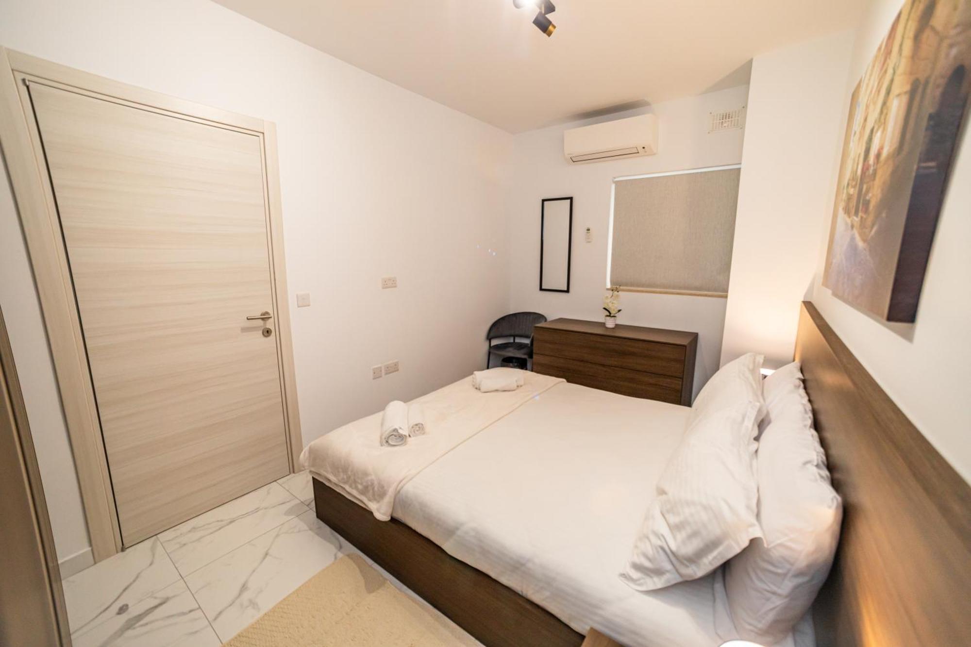Sea Breeze, Spacious 2-Bedroom Lux Seaside Apartments St. Paul's Bay Ngoại thất bức ảnh