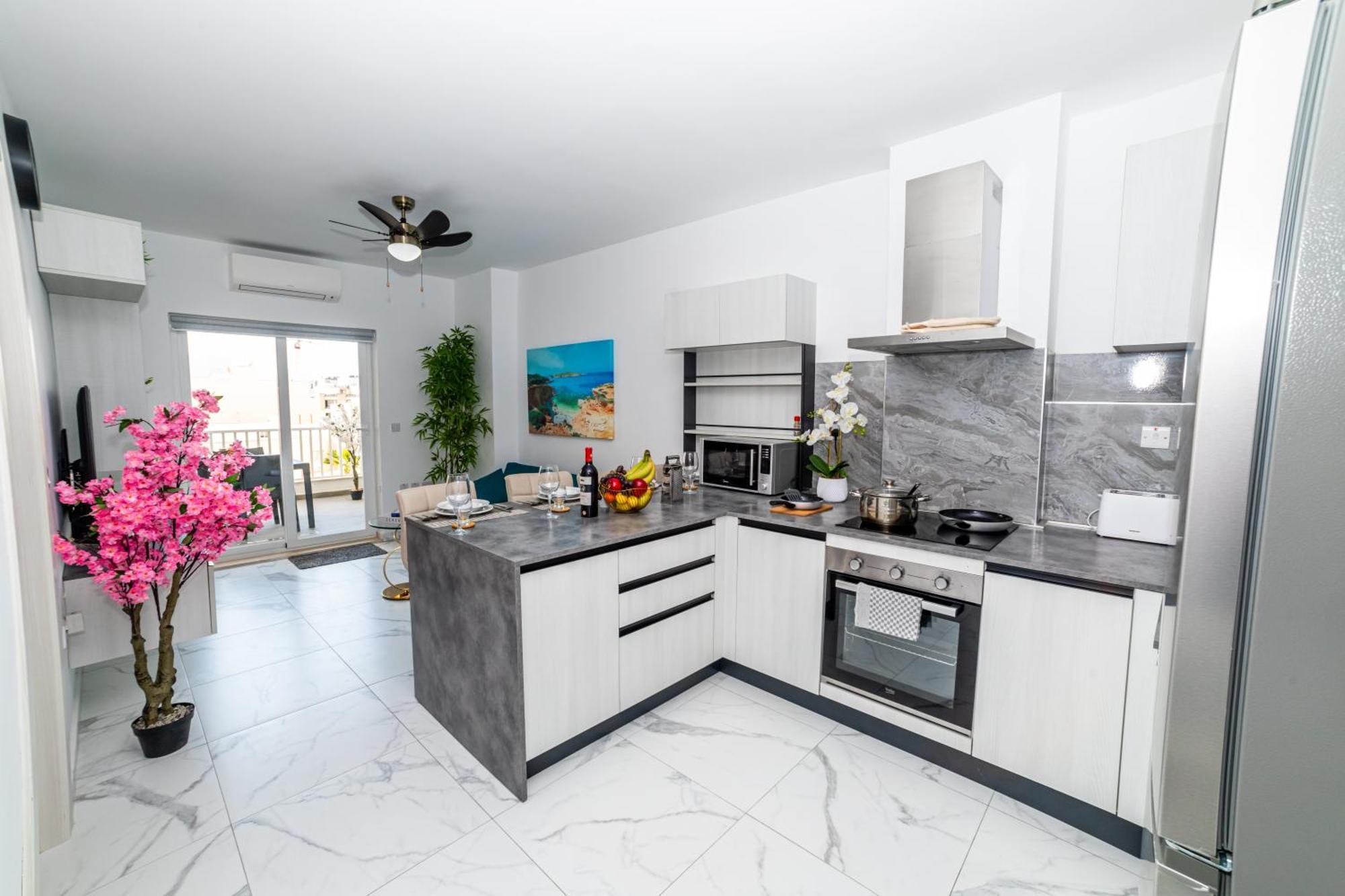 Sea Breeze, Spacious 2-Bedroom Lux Seaside Apartments St. Paul's Bay Ngoại thất bức ảnh