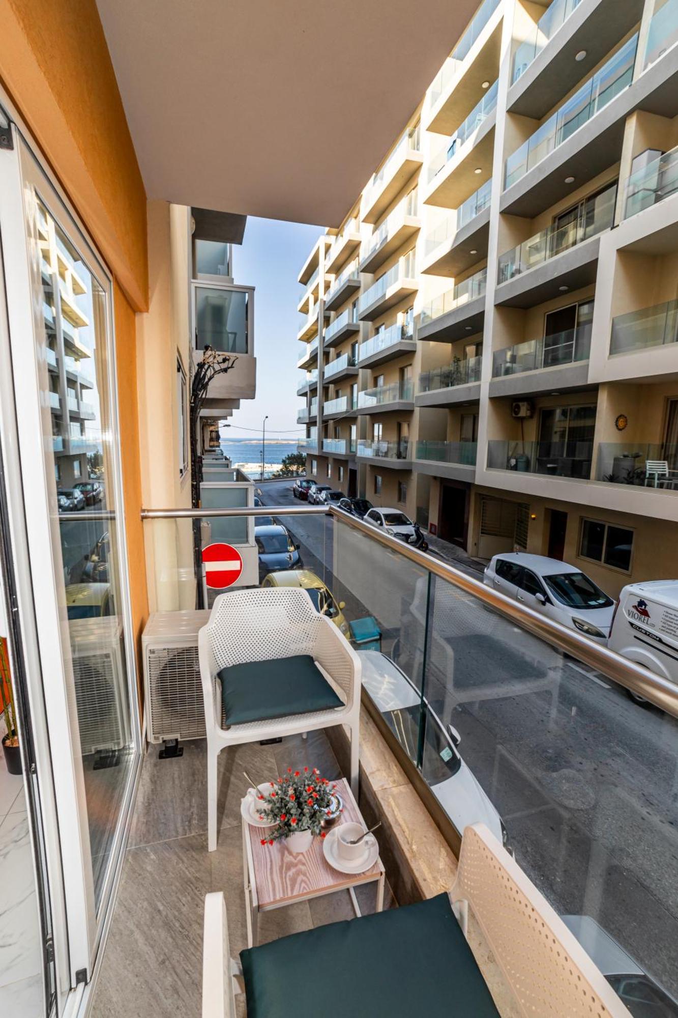 Sea Breeze, Spacious 2-Bedroom Lux Seaside Apartments St. Paul's Bay Ngoại thất bức ảnh